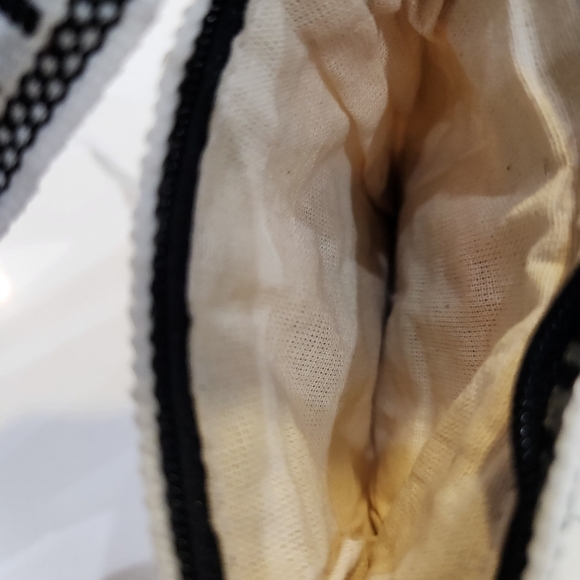 Ecauador's Tiny Wool Purse Handmade - Picture 6 of 7